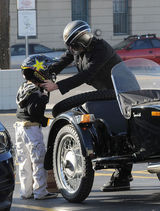 组图：皮特骑帅气摩托带养子帕克斯杂货店购物