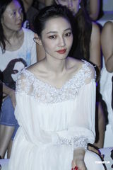 组图：白百何迷离眼妆示人 看秀交际两不误