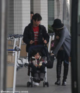 组图：林志颖娇妻携子现身 Kimi黑脸闷闷不乐