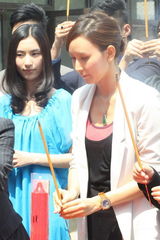 组图：胡静婚后变身总监制 推销《新拼住时代》