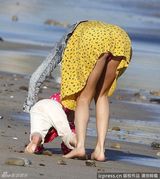 组图：比伯与女友享假日海滩 赛琳娜翘臀露股