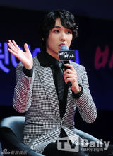 组图：MBLAQ李准宣传《演员》自认新人跪地行礼