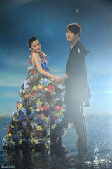 组图：张韶涵MV曝花絮 变身雪后与花仙子