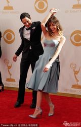 组图：女导演吉亚-科波拉抹胸裙亮相艾美红毯