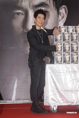 组图：任贤齐携新专辑《不信邪》开唱吸引歌迷 