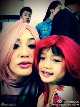 组图：钟丽缇变身包租婆 母女搞怪变装耍宝卖萌