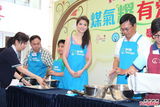 组图：吴千语出席活动性感着装秀厨艺