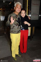 组图：陈百祥庆63岁生日 笑称与王维基有缘