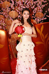 幻灯图集：熊黛林华美礼服亮相 表演优美花灯舞 