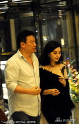 组图：范冰冰获经纪人护行返酒店 见偷拍表情诧异