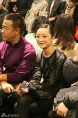 组图：张瑶出席时尚晚宴 气质天然频受青睐