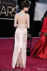 组图：安妮-海瑟薇粉色露背裙 玉肌美艳诱人