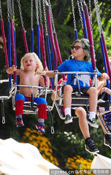 组图：史蒂芬妮携两潮仔游园 祖玛化身贪吃蜘蛛侠