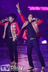 组图：神话出道16周年开唱 成员Andy登台致歉