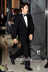 组图：韩国演员严泰雄举行婚礼发布会幸福大笑