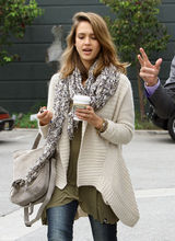 高清组图：杰西卡-阿尔芭街拍 围巾搭配宽松毛衣