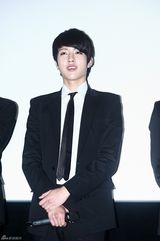 组图：韩团INFINITE正装出席演唱会电影媒体首映式