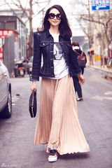 组图：张俪早春街拍照 心情大好对镜头做鬼脸