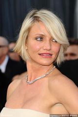 高清组图：奥斯卡红毯卡梅隆-迪亚兹裸色长裙飘逸