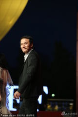 组图：上海电影节红毯 《咒丝》剧组集体亮相