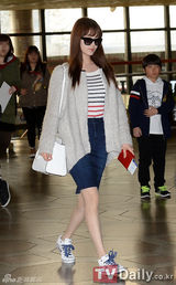 组图：少女时代赴日开唱 素颜休闲装扮亮相机场