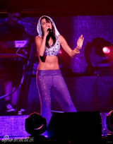 组图：贾斯汀女友开唱大卖性感 美艳歌姬低胸露腿