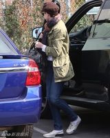 组图：安妮海瑟薇带爱犬外出 鸭舌帽遮面避镜头