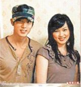 组图：吴尊曝光爱女正面照 父女亲吻爱意爆棚