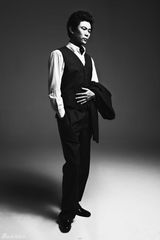 组图：海顿黑白大片曝光 沉稳展熟男魅力