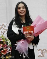 组图：阿娇佛山举办签唱会 千名粉丝挤爆现场