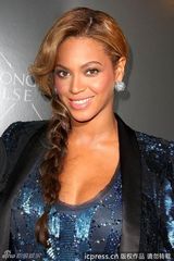 组图：碧昂斯专属香水发布 身着闪片蓝装热辣性感