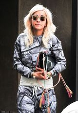 组图：瑞塔奥拉另类服装吸睛 与男友分别忙献吻