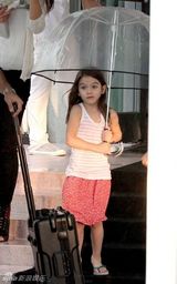 组图：苏瑞和妈妈凯蒂雨天外出 夏日装扮可爱