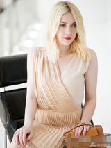 组图：达科塔-范宁写真曝光 白裙淡雅红唇似火