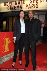 幻灯图：电影《洛克热带》首映 女主角黑白装靓丽