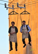 幻灯图：克鲁斯为新片变飞人 和主持人当空卖鸡蛋