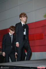 高清图：GD条纹装出席mama记者会 EXO正装帅气