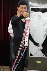 高清：樱花师奶千里追星 与黄晓明握手兴奋不已