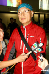 组图：罗家英微博自曝患病 由汪明荃陪同返港治疗