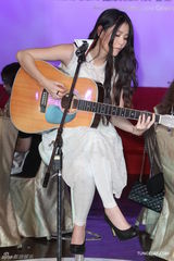 组图：萧敬腾张悬出席公益活动献唱表爱心