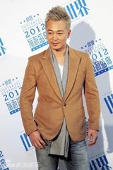 组图：吴樾红毯白发抢镜 12月21日和家人一起过