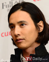 组图：韩星元斌亮相代言活动 长发显削瘦柔美