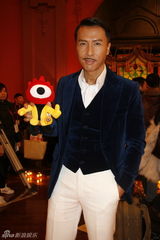 幻灯图：《精武风云》探班 舒淇演舞女甄子丹秀琴艺