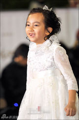 组图：童星葛素媛亮相大钟红毯 豁牙开心笑