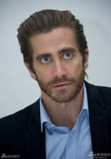 组图：休杰克曼领衔拍写真 奥利维亚露迷人笑容