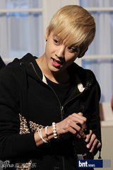 组图：TeenTop拍摄广告写真 精致亮相摄影棚