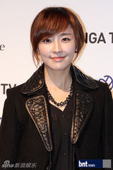 组图：韩星李珉廷秀香肩 泫雅等出席活动