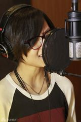 组图：周笔畅素颜现身录音棚 袁惟仁到场助阵