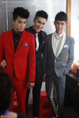 组图：范世琦居来提烟熏妆容翻唱EXO-M《MAMA》