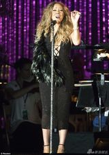 组图：玛利亚负伤吊绷带开唱 低胸水钻裙典雅